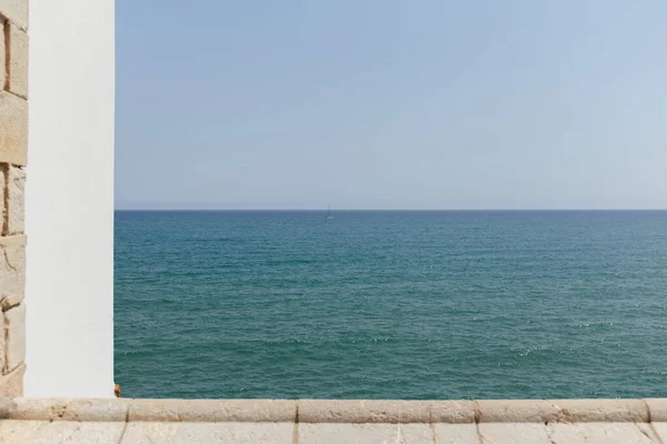 Selektiver Fokus auf das Meer mit blauem Himmel im Hintergrund in Katalonien, Spanien — Stockfoto