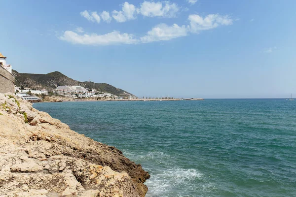 Mare con montagne e cielo azzurro sullo sfondo in Catalogna, Spagna — Foto stock