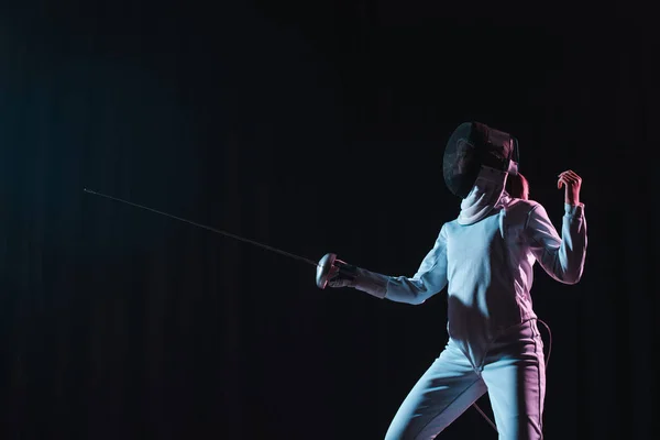 Escrime d'épée avec rapière isolée sur noir — Photo de stock