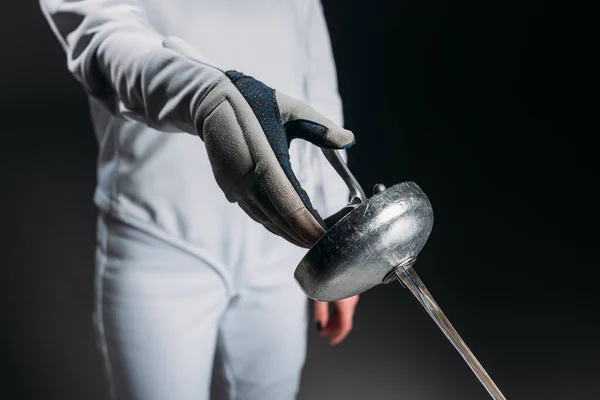 Ausgeschnittene Ansicht des Fechters im Fechtanzug und Handschuh haltenden Degen isoliert auf schwarz — Stockfoto