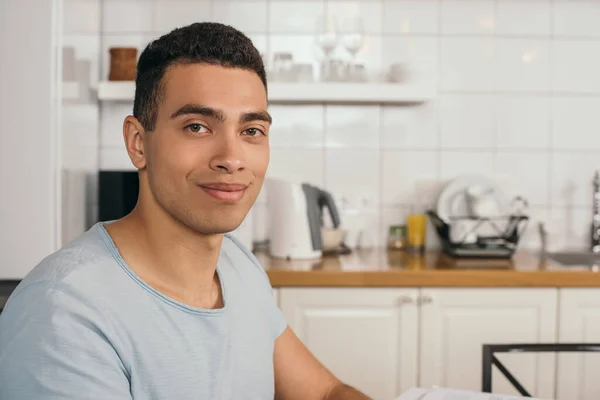 Sonriente bi-racial hombre mirando a la cámara - foto de stock