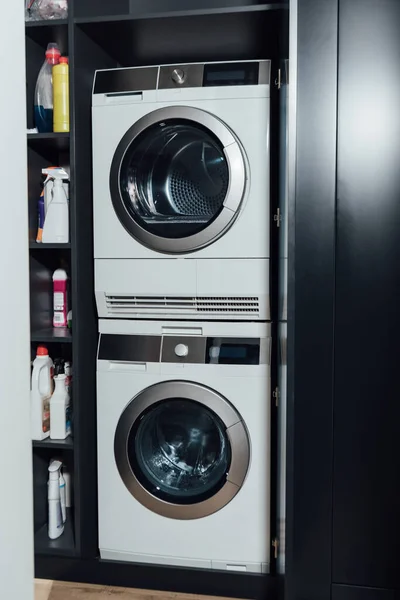 Máquinas de lavar roupa modernas e brancas em casa — Fotografia de Stock