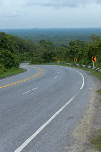 Leere kurvenreiche Straße zum Berg. — Stockfoto