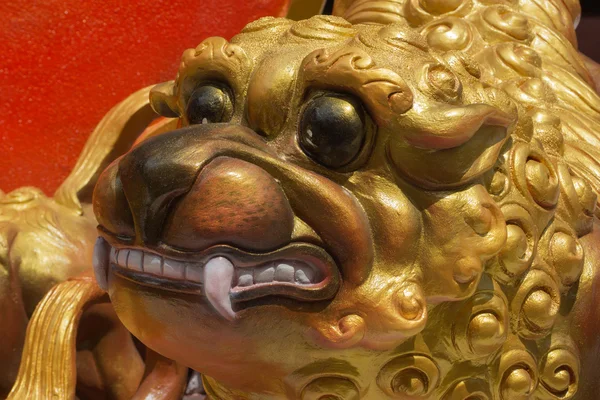 Närbild på sten lejon kinesiska docka. — Stockfoto