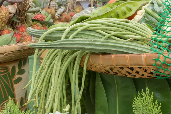 Legumes verdes frescos no cesto . — Fotografia de Stock