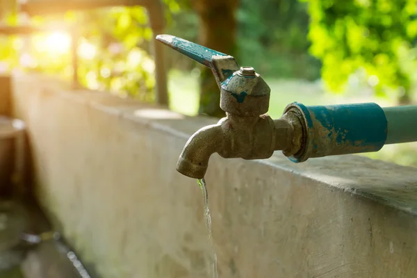 Rubinetto difettoso. Causa spreco di acqua — Foto Stock