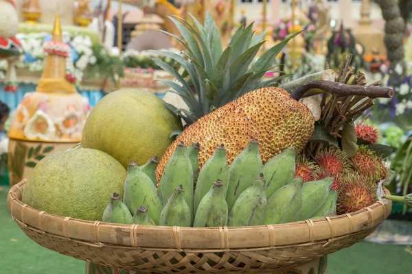 Fruta tailandesa em cesta de bambu . — Fotografia de Stock
