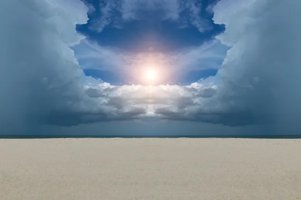 Sand und Wolkenhimmel am Strand mit Sonne. — Stockfoto