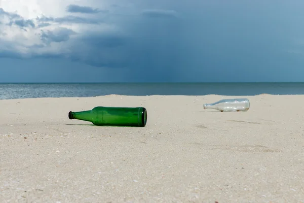 在沙滩上的玻璃瓶 — 图库照片