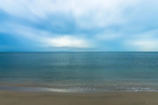 Mar azul tranquilo con nube de movimiento . —  Fotos de Stock