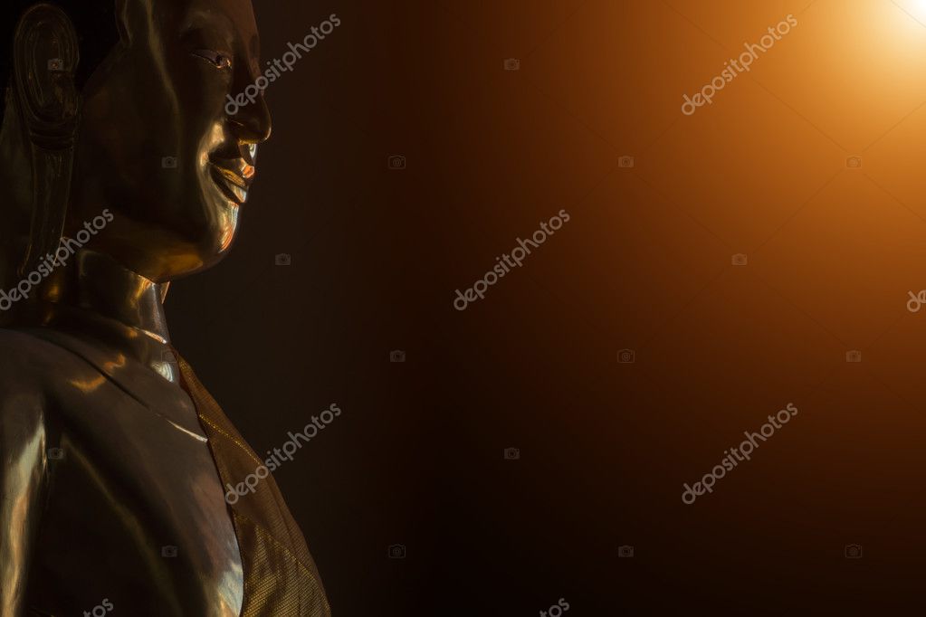 Retrato de una estatua dorada de Buda en los cuartos oscuros con ... Retrato de una estatua dorada de Buda en los cuartos oscuros con ...