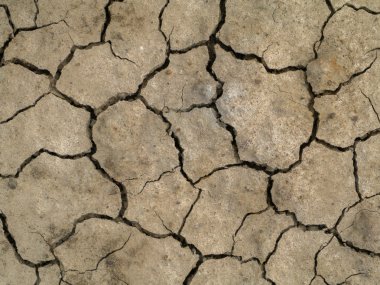 Yaz aylarında Kuru toprak