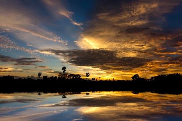 Spiegel van zonsondergang hemel met kleur van de wolk. — Stockfoto
