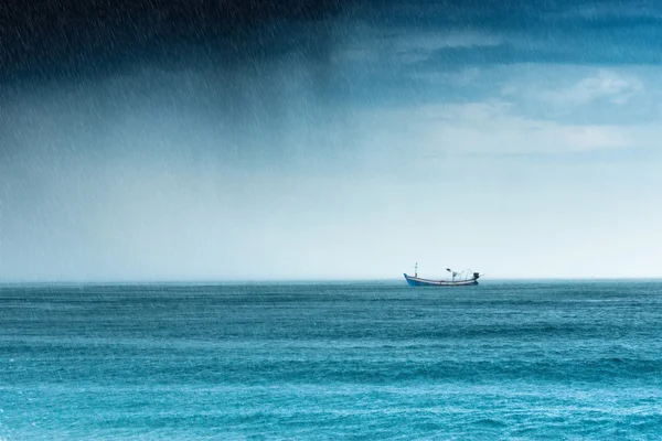 Chuva no mar com barco de pesca durante a estação chuvosa . — Fotografia de Stock