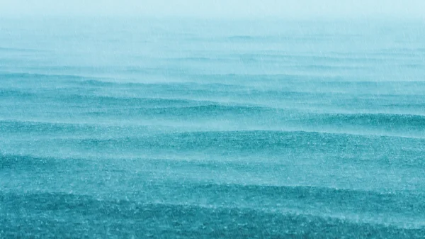 梅雨の時期に海で雨が降っています。. — ストック写真