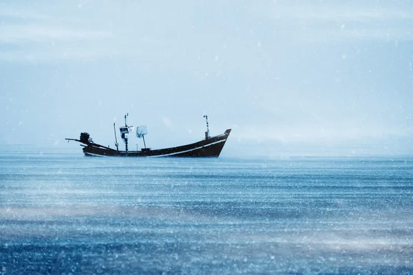 Bateau de pêche sur la mer avec chutes de neige en couleur d'hiver . — Photo