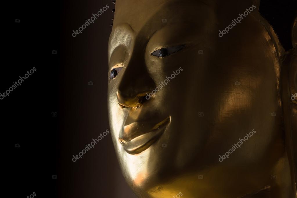 Cerca de la cara de una estatua dorada de Buda en los cuartos ... Cerca de la cara de una estatua dorada de Buda en los cuartos ...