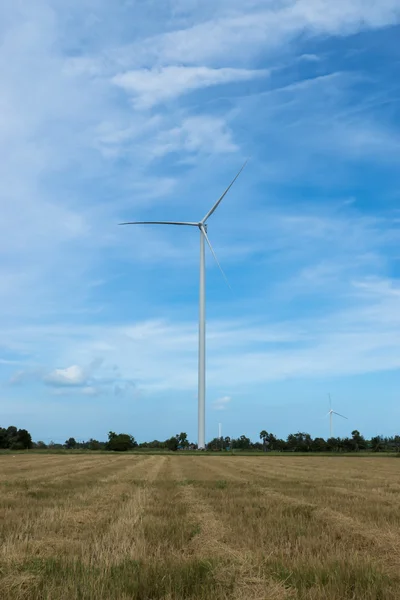 Вітрові турбіни виробляють електроенергію — стокове фото