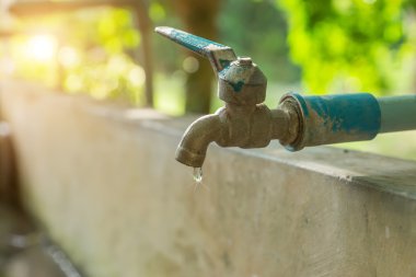 Kusurlu musluk. Su israfına neden olur.