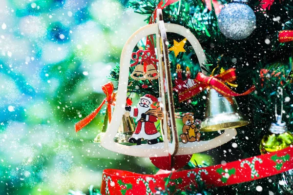 Cierra la madera de Santa Claus en el árbol de Navidad . —  Fotos de Stock