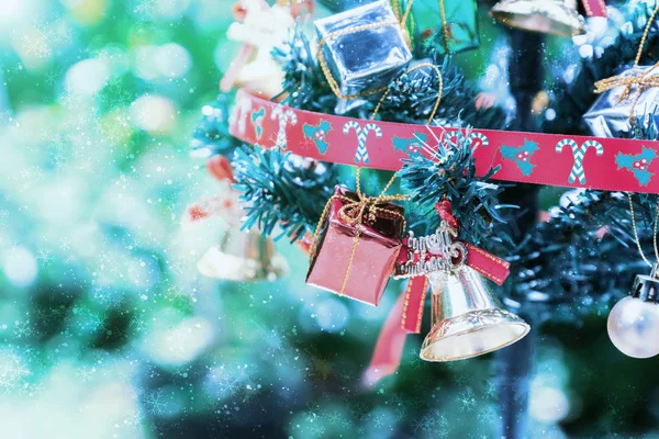 Versierde kerstboom op wazige achtergrond — Stockfoto