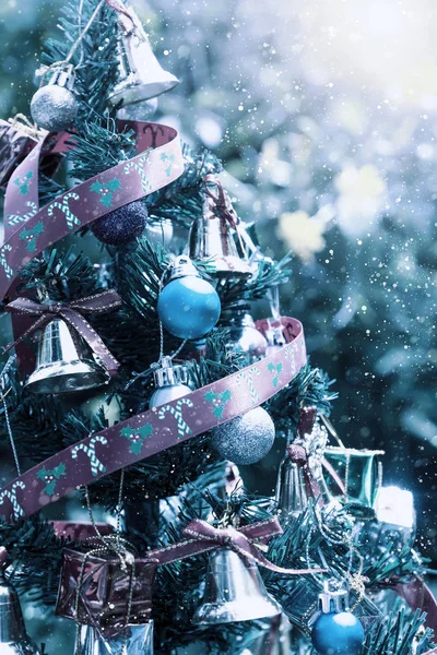 Árbol de Navidad decorado sobre fondo borroso —  Fotos de Stock