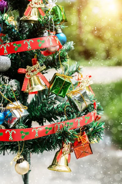 Διακοσμημένο χριστουγεννιάτικο δέντρο σε θολή φόντο — Φωτογραφία Αρχείου