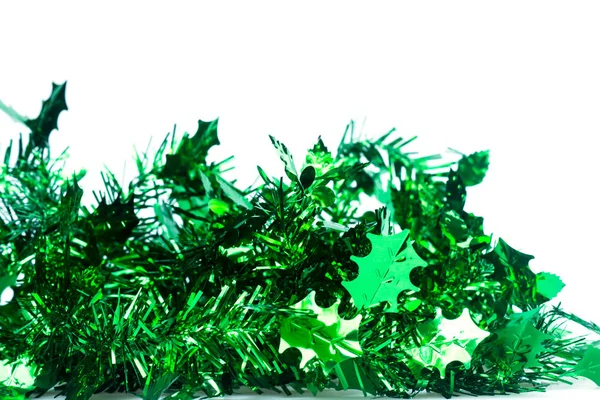 Zelená vánoční stuha na bílém pozadí — Stock fotografie