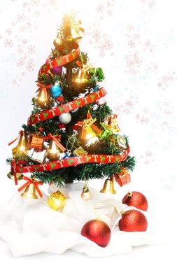Kar soyut ve ışık ile dekore edilmiş Noel ağacı.
