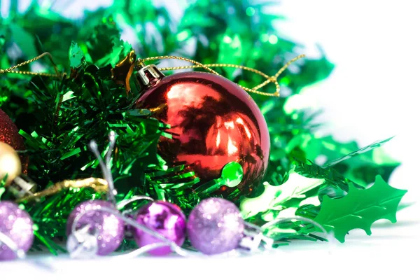 Bolas de Natal e fita no cenário de inverno . — Fotografia de Stock