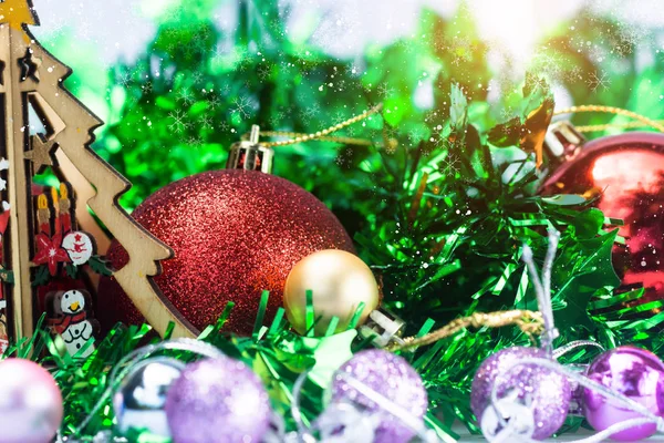 緑のリボンと雪の影響でクリスマス ボールを閉じる. — ストック写真