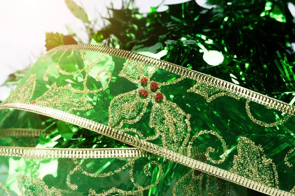クリスマス ツリーの装飾の緑のクリスマス リボン. — ストック写真
