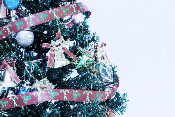 Árbol de Navidad decorado con nieve abstracta y luz . —  Fotos de Stock