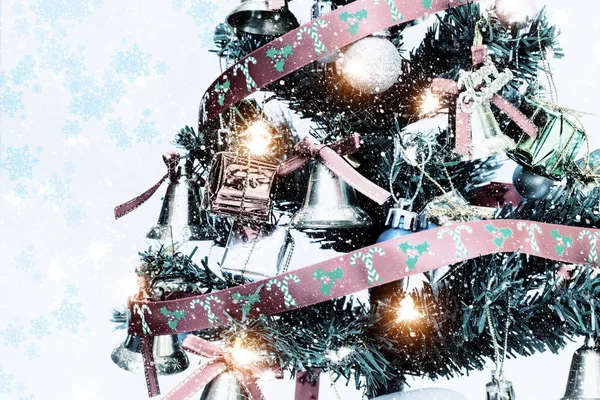 Στολισμένο χριστουγεννιάτικο δέντρο με χιόνι αφηρημένο και φως. — Φωτογραφία Αρχείου