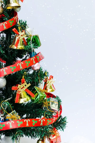 Árbol de Navidad decorado con nieve abstracta y luz . —  Fotos de Stock