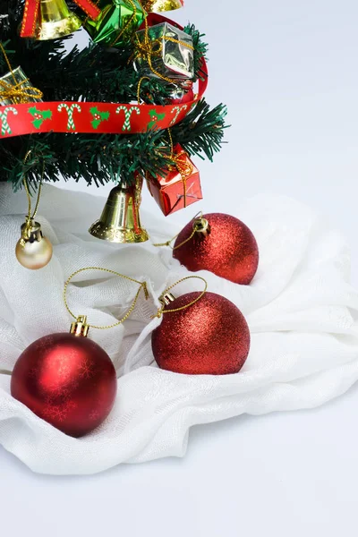 Árbol de Navidad decorado con nieve abstracta y luz . —  Fotos de Stock