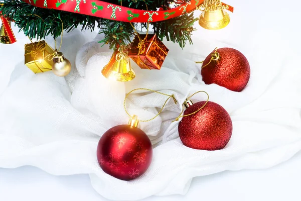 Закрыть рождественский бал на белой ткани . — стоковое фото