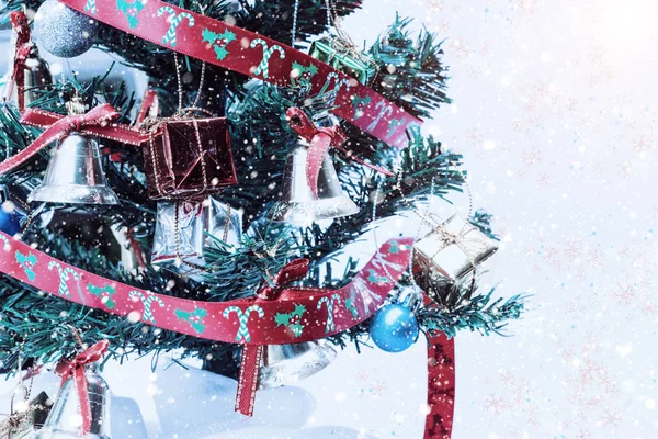 Στολισμένο χριστουγεννιάτικο δέντρο με χιόνι αφηρημένο και φως. — Φωτογραφία Αρχείου