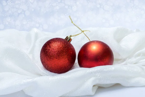 Boże Narodzenie ball na białe tkaniny z bliska. — Zdjęcie stockowe