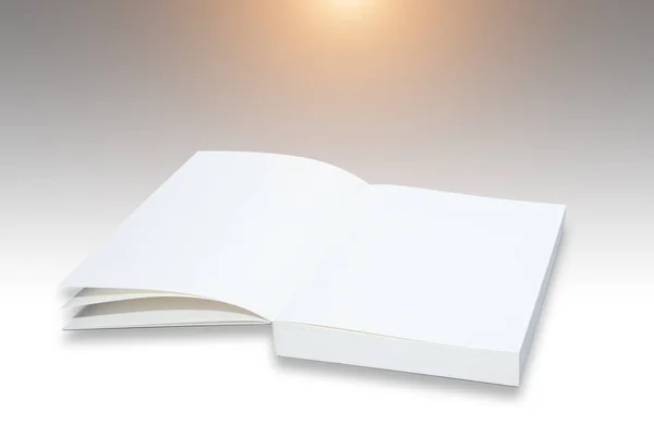 Libro di schizzi sono aperti pagina vuota con la luce sulla parte superiore . — Foto Stock
