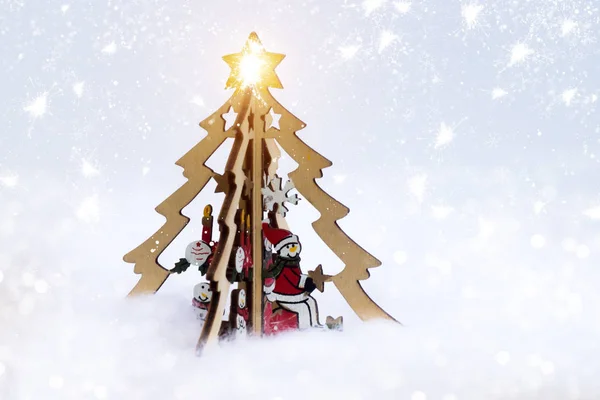 Muñeco de nieve en el árbol de Navidad y caída de nieve abstracta. Invierno hol —  Fotos de Stock