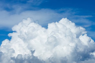 Daha önce beyaz bulutlar yağmur yağmur altında vardır.