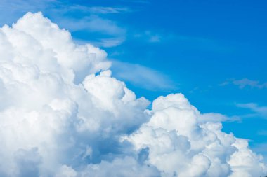 Daha önce beyaz bulutlar yağmur yağmur altında vardır.