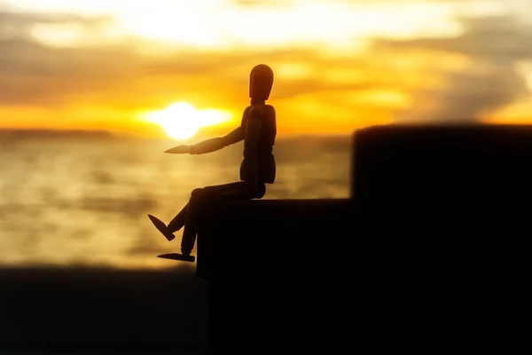 Silhouettes of wooden models feel lonely at sunset. — Stock Photo, Image