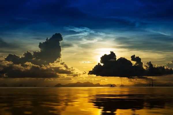Cielo del atardecer con nube en el lago . — Foto de Stock