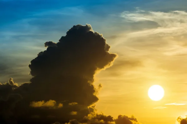 Amazing Bear Cloud in the two color sunset sky. — Stock Photo, Image