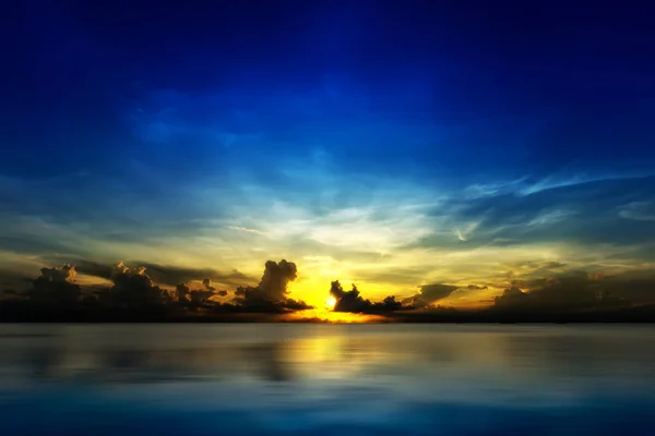 Sunset sky with cloud on the lake. — Stock Photo, Image