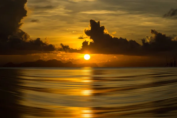 Céu do pôr-do-sol com nuvens no lago . — Fotografia de Stock