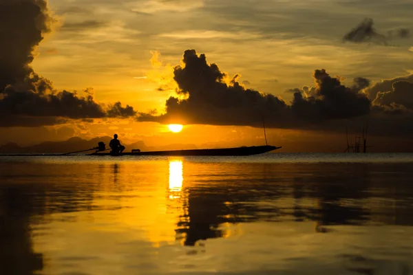 Tramonto cielo con nuvola sul lago . — Foto Stock