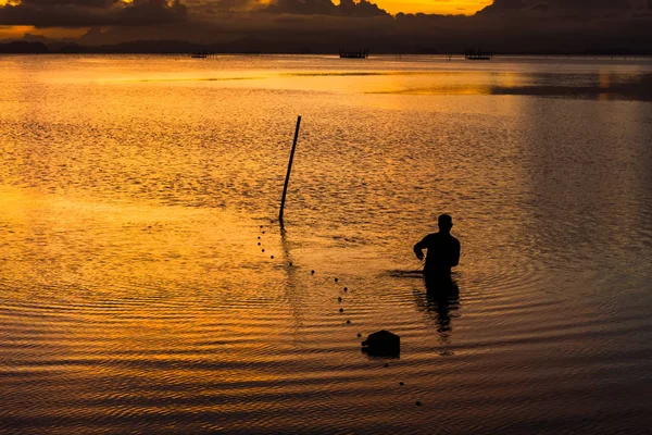 Силуэт рыбаков в озере после заката . — стоковое фото